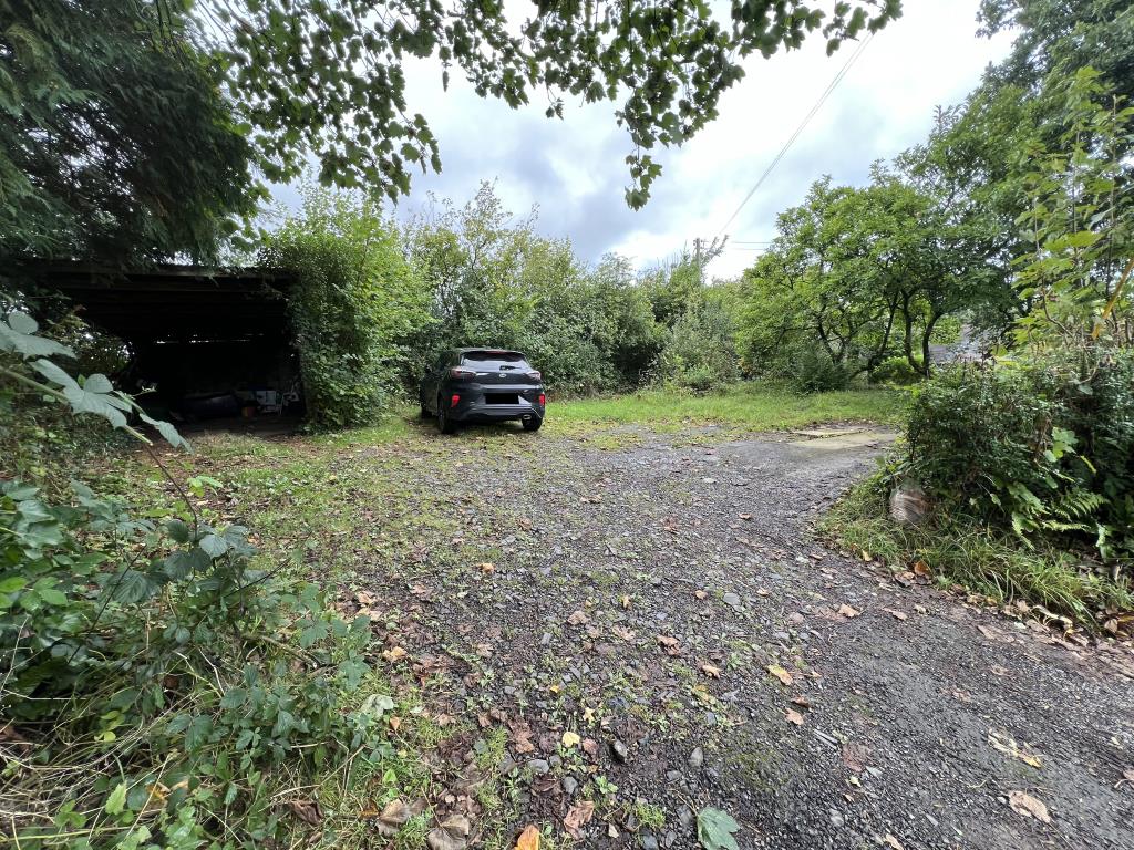 Lot: 115 - COTTAGE FOR REFURBISHMENT WITH LARGE GARDEN AND PARKING, PLUS SEPARATE PADDOCK - Car parking area